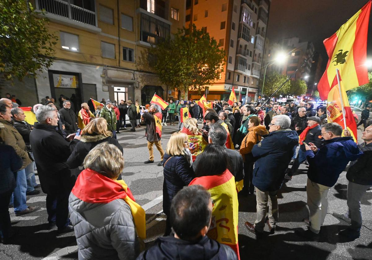 Nueva noche de protestas contra la amnistía frente a la sede del PSOE