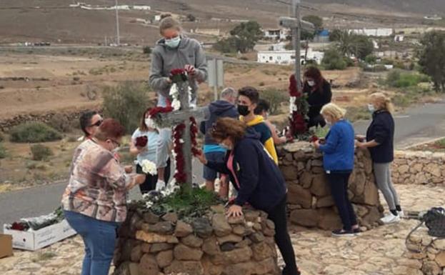 Tesjuate no olvida enramar las cruces
