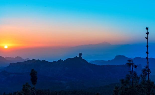 La luz de los paisajes grancanarios en la exposición 'Del dorado al azul'