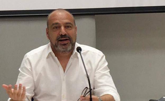 Pedro Flores: «La poesía no da para comer, pero da para merendar»