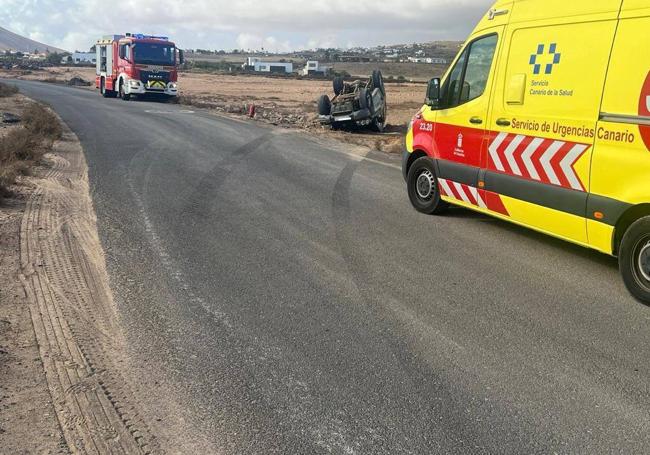 Aparatoso Accidente En Fuerteventura Un Veh Culo Se Sale De La V A Y