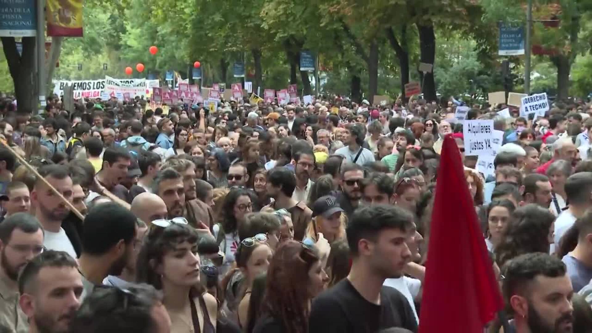 Miles De Personas Se Manifiestan En Madrid Por El Derecho A La Vivienda