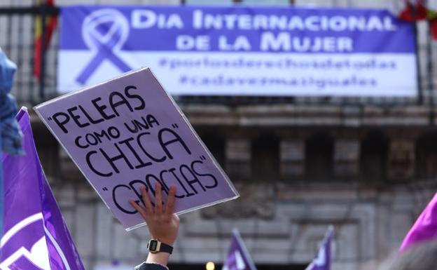 Un acto institucional, dos concentraciones y una manifestación conmemoran el 8M en Ponferrada