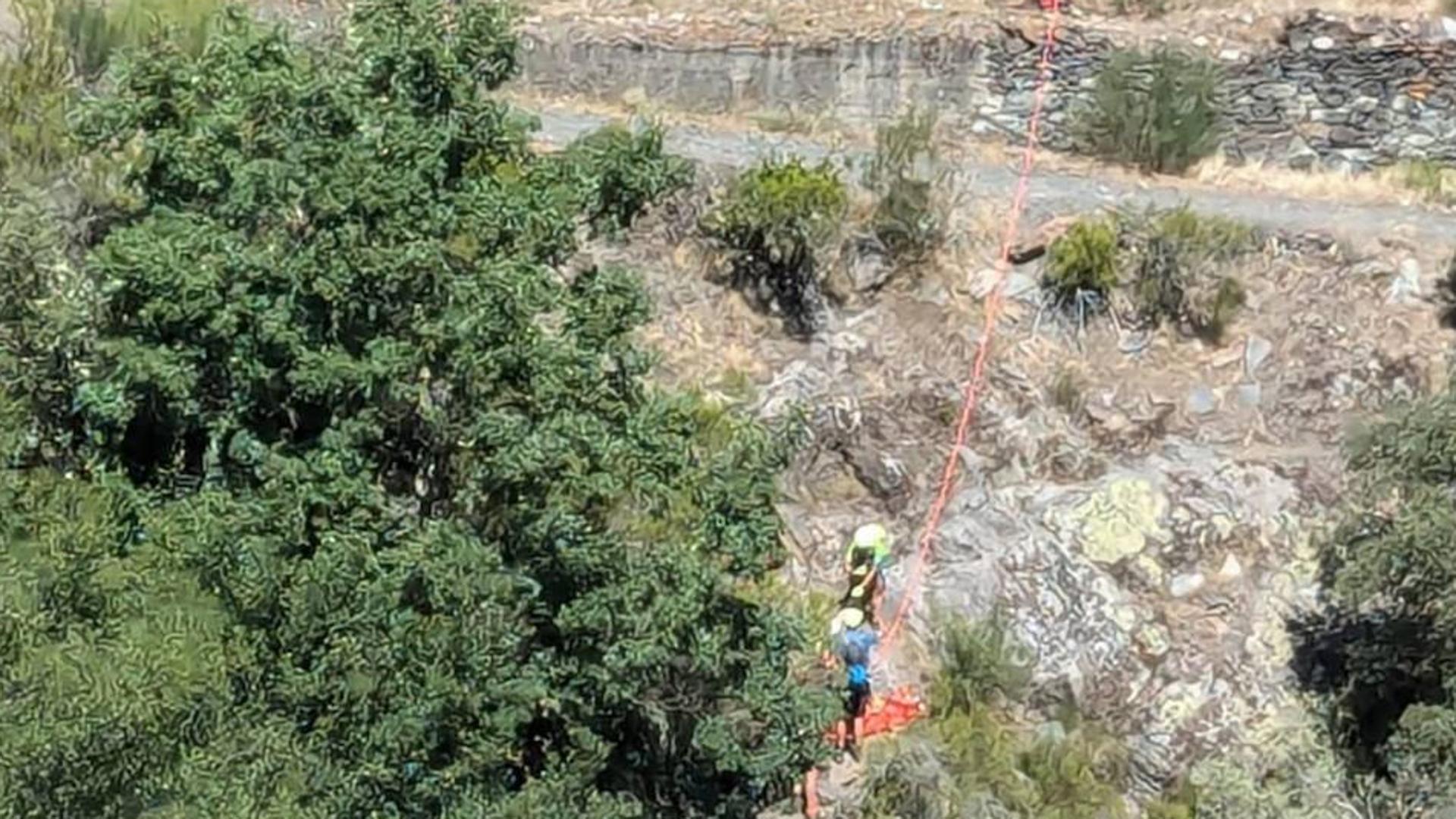 Páramo del Sil Evacúan en helicóptero a una ciclista que cayó al río