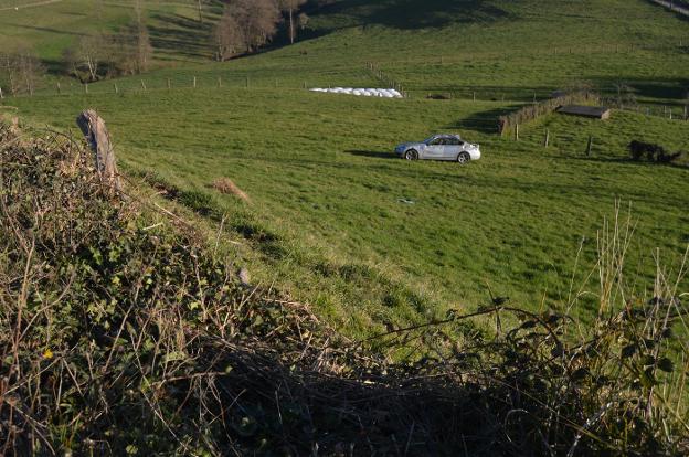 Dos mujeres heridas al salirse de la vía y volcar su coche en Barredo