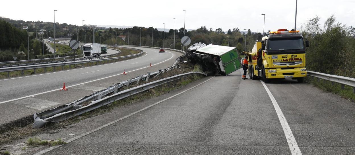 Herido un camionero al volcar con su vehículo en la salida de Deva El