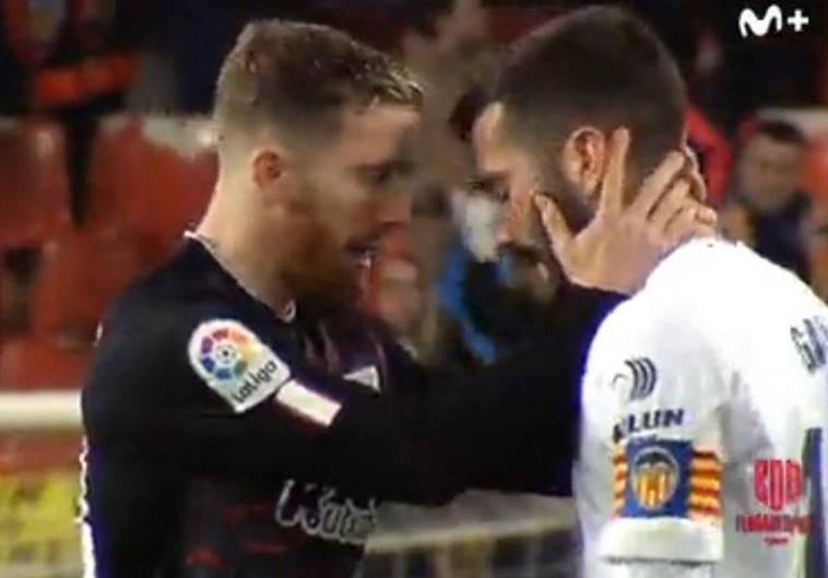 El abrazo de consuelo de Muniain al capitán del Valencia: «Queda mucho, no es imposible»