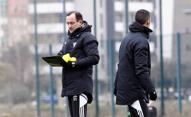 El técnico admite tener claro quién ocupará el carril zurdo de la zaga
