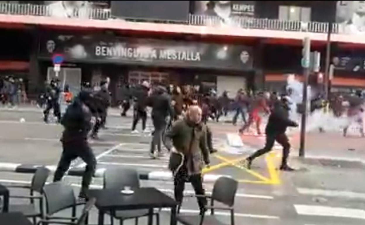 Batalla Campal En Mestalla Entre Ultras Del Valencia Y Barcelona El