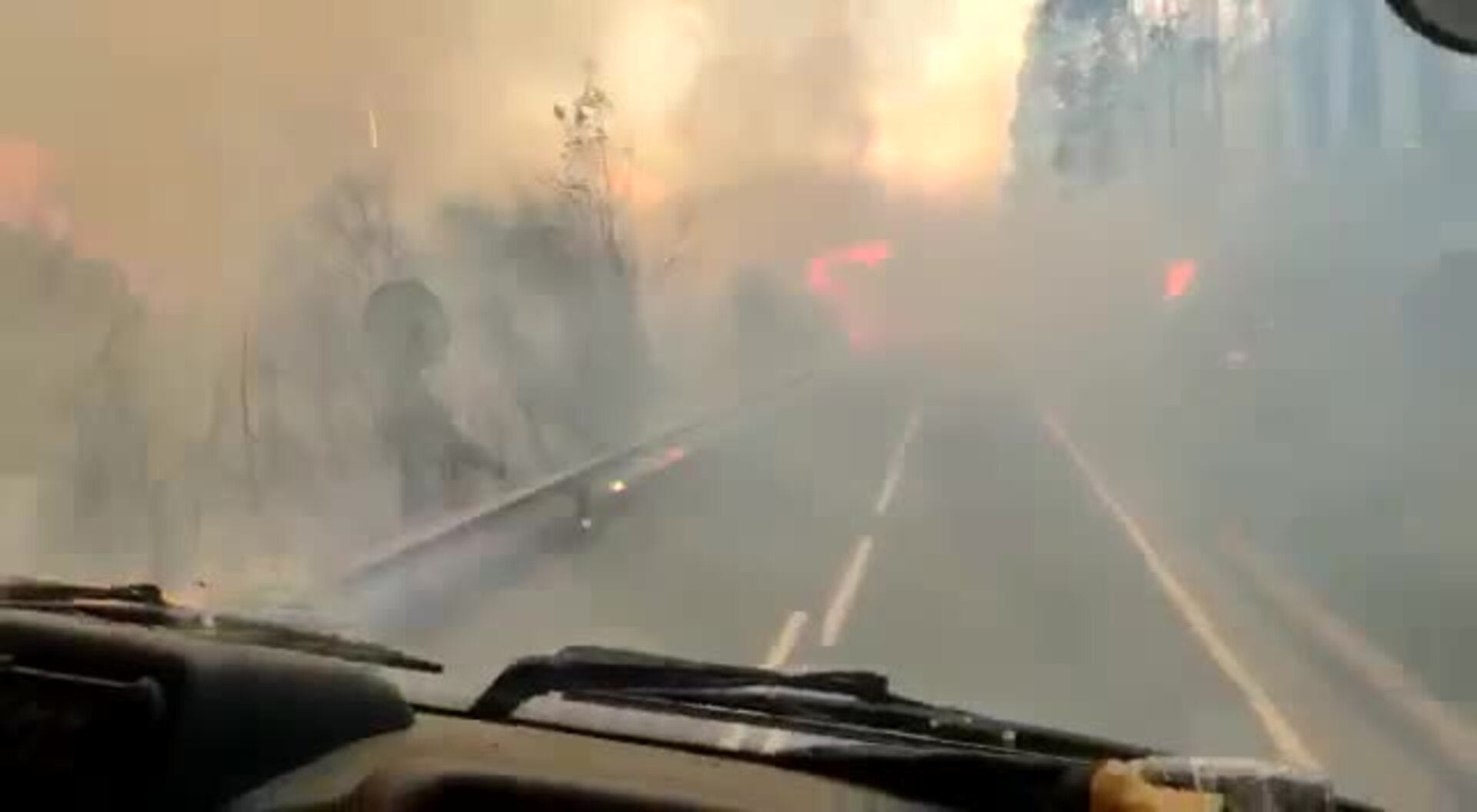 El espectacular vídeo de los bomberos cruzando las llamas hacia