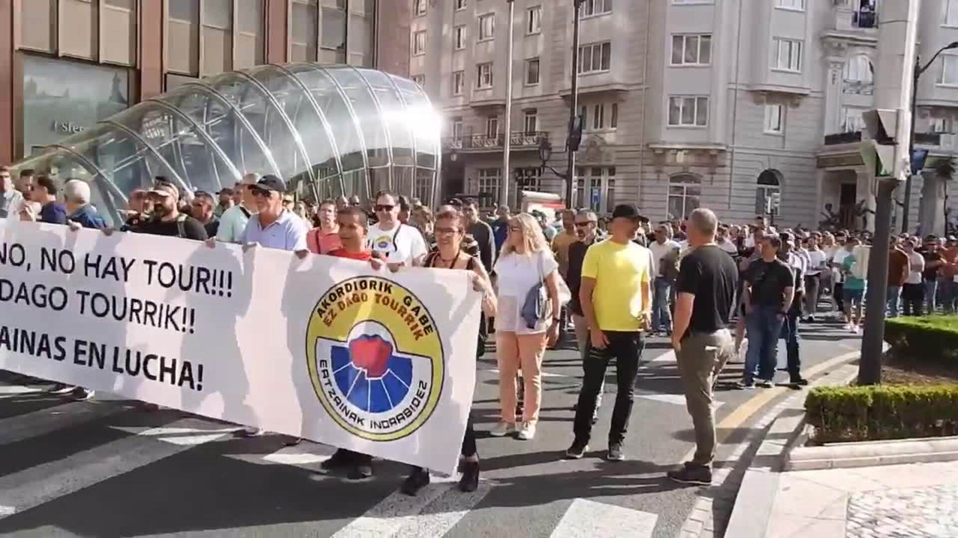 Miles De Ertzainas Salen A Las Calles En Bilbao Para Demandar Un