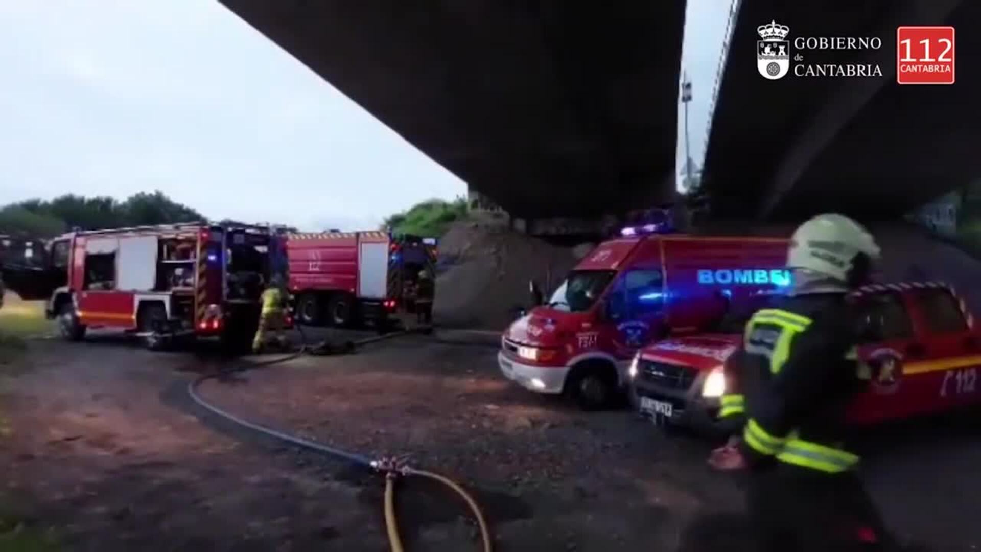 Fallece calcinado el conductor del camión que cayó por el viaducto de