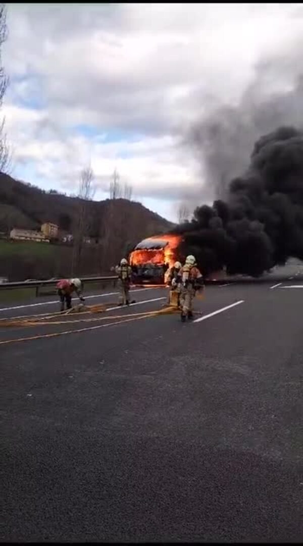 El Incendio De Un Autob S Obliga A Cortar La Ap En Orio En Direcci N