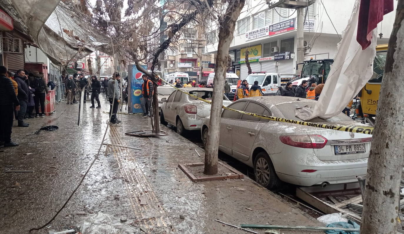 Coches cubiertos de escombros en una céntrica calle de Diyarbakir. 