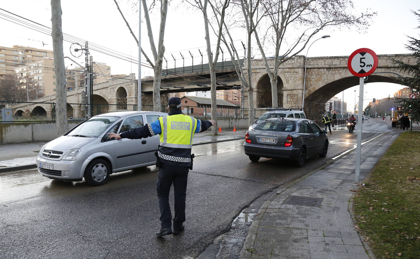 Fotos La avenida Reyes Católicos se inunda por la rotura de una