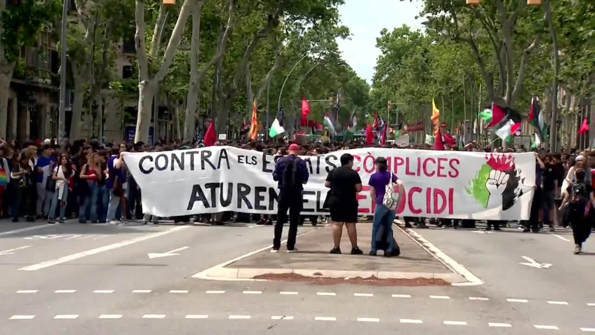 Unos 500 Estudiantes Cortan La Gran Via De Barcelona Contra El