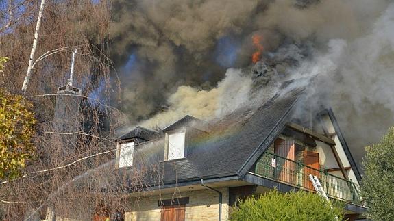 Un Incendio Arrasa El Tejado De Un Chal En La Localidad Leonesa De