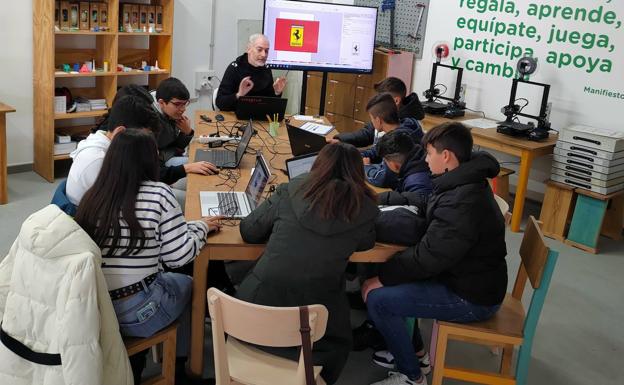 Alumnos del IES Luis de Morales preparan un taller de vectorización y grabado láser en el Circular Fab