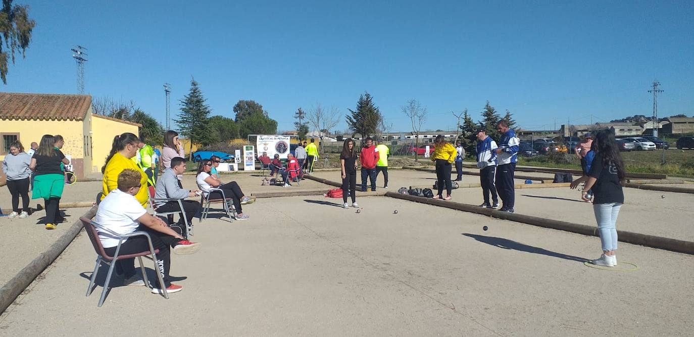 El torneo benéfico Recuerdos de petanca congrega a un centenar de jugadores