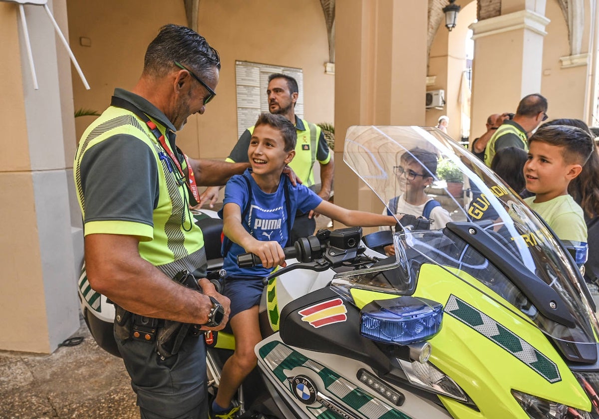 Guardia Civil Y Teatro Por El Pilar Hoy