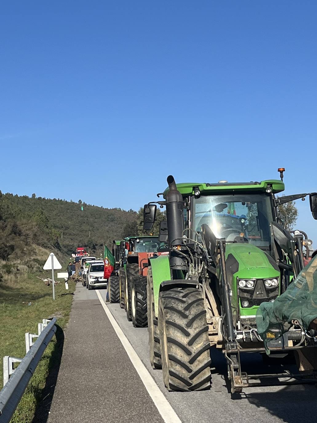 Los agricultores portugueses cortan varios accesos al país luso por