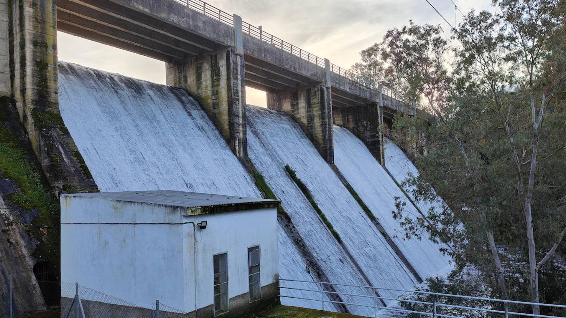 El pantano extremeño de Piedra Aguda sigue vertiendo agua por sus