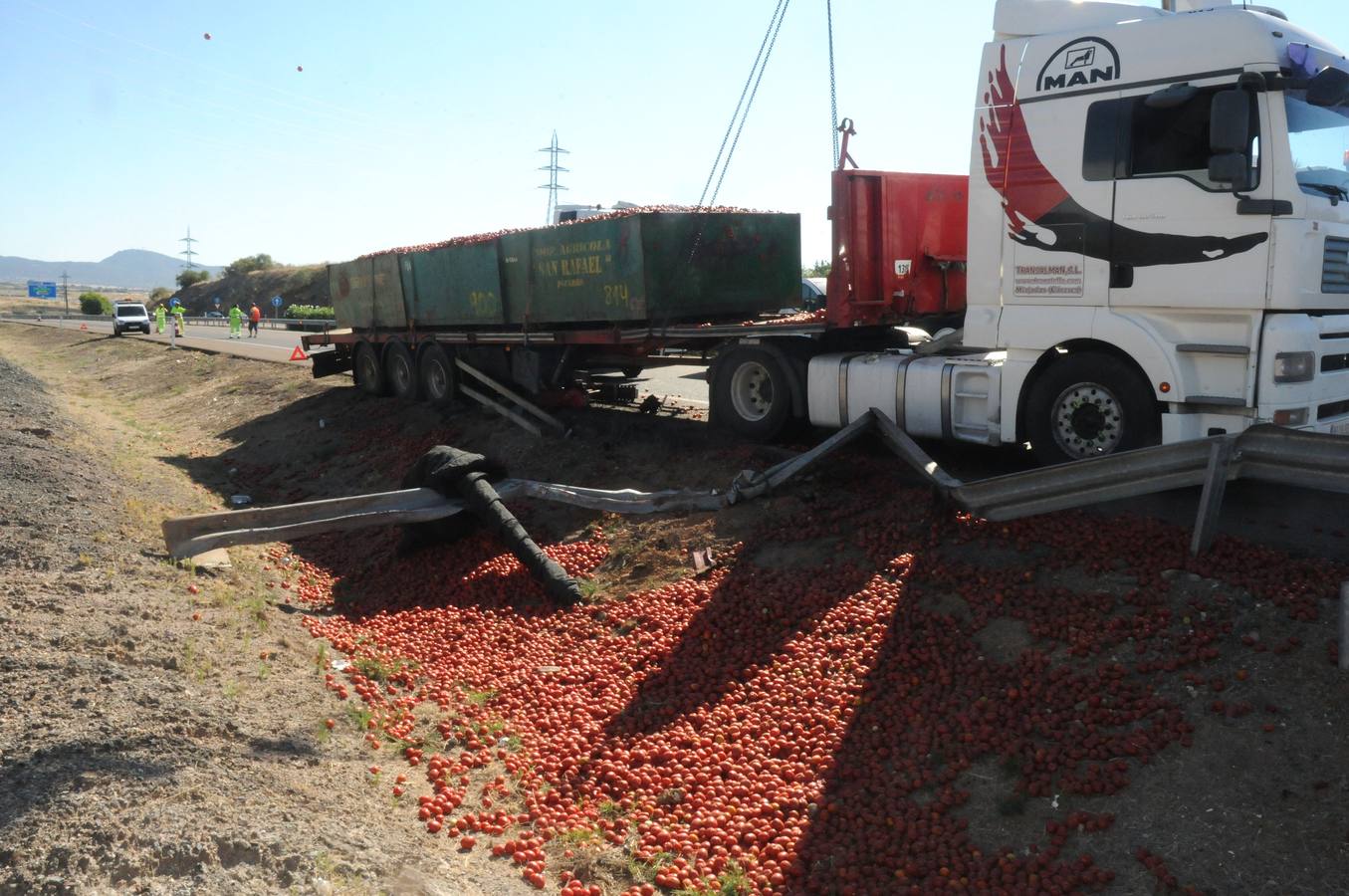 Un camión pierde parte de la carga al desengancharse el remolque en la