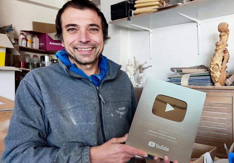 YouTube reconoce el trabajo del artesano Esteban Jiménez, que tiene cien mil suscriptores en sus lecciones de talla