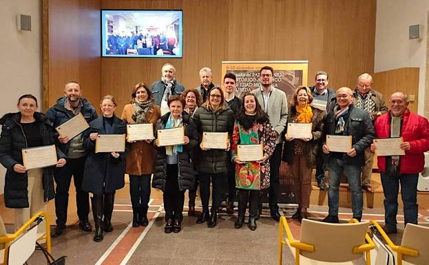 Entrega de diplomas a los asistentes de las jornadas sobre patrimonio histórico-artístico