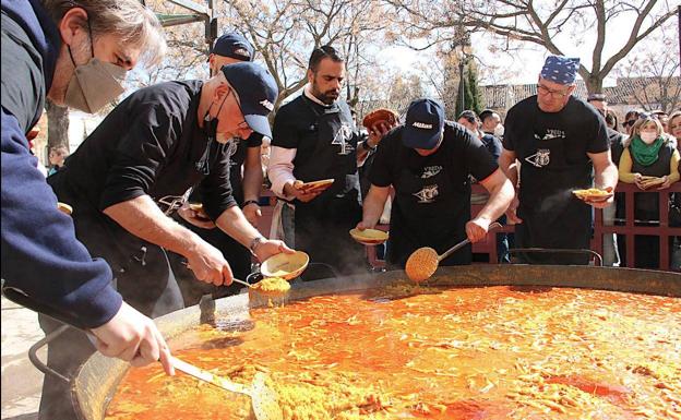 Quinta edición de la paella solidaria gigante de la Humildad, la Soledad y la Centuria Munda