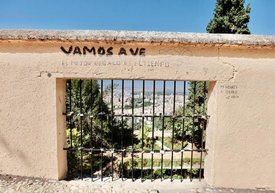 Granada Una Nueva Pintada Desluce El Famoso Mirador Del Carmen De Los