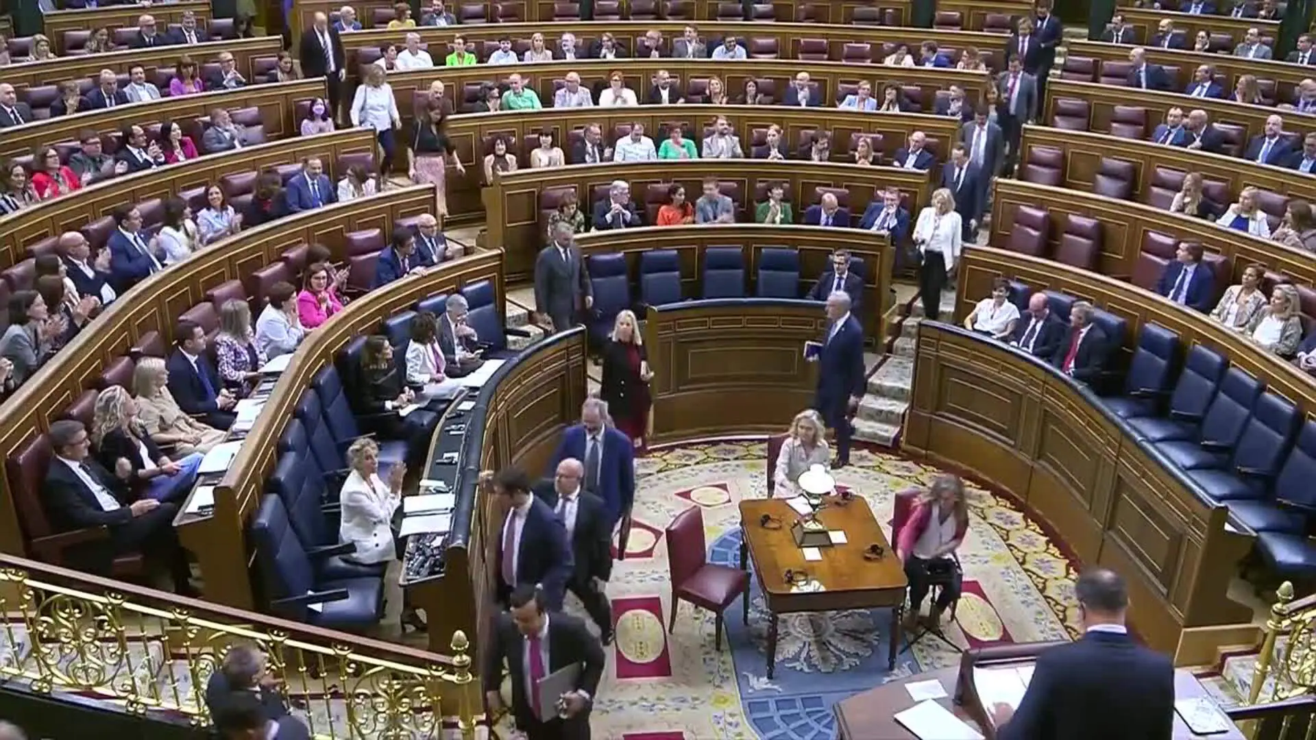 Vox abandona el hemiciclo en la primera intervención en gallego en el