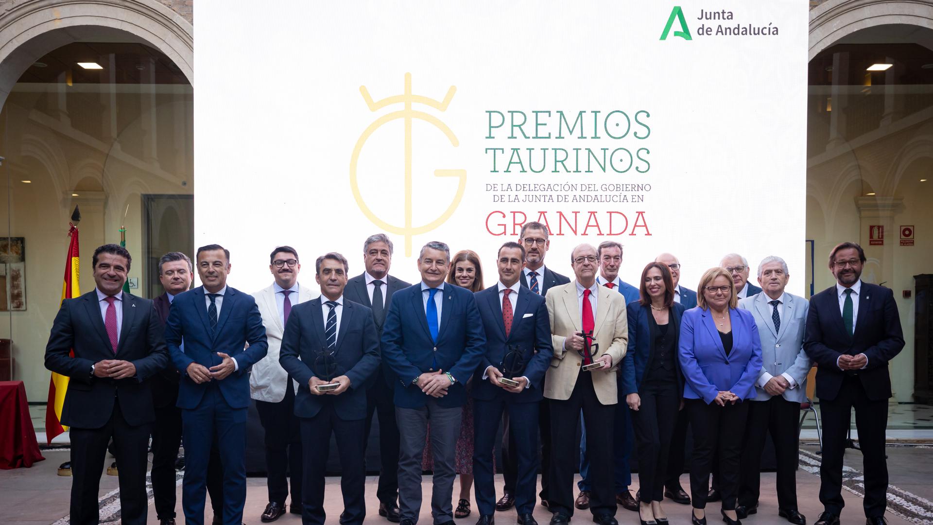 Victorino Martín la Corrala de Santiago y El Fandi reciben los premios