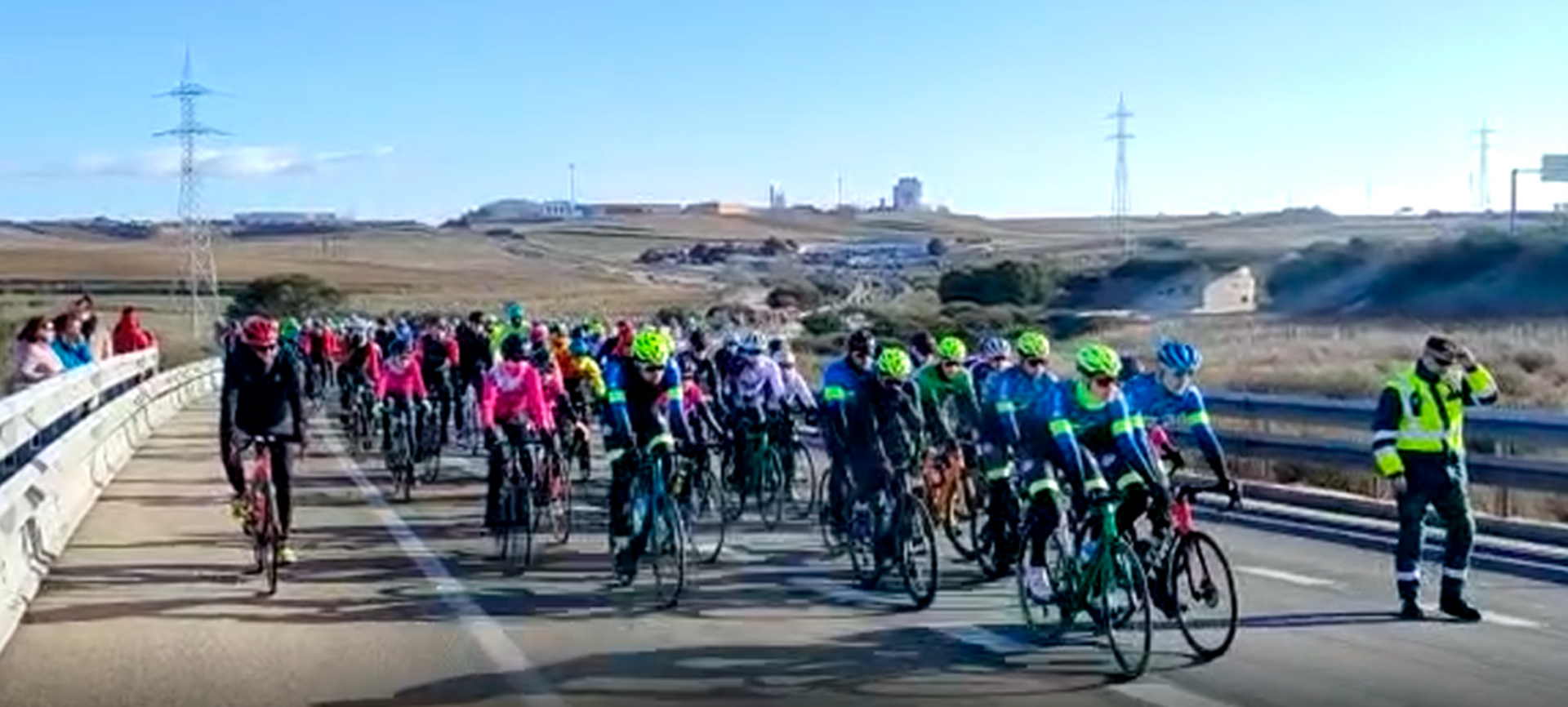 Cientos de ciclistas rinden un emotivo homenaje a Estela Domínguez en