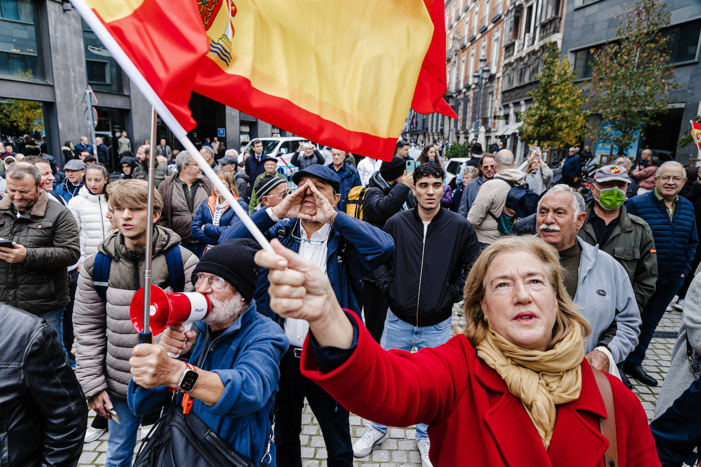 Decenas de personas se concentran contra Sánchez en el perímetro del