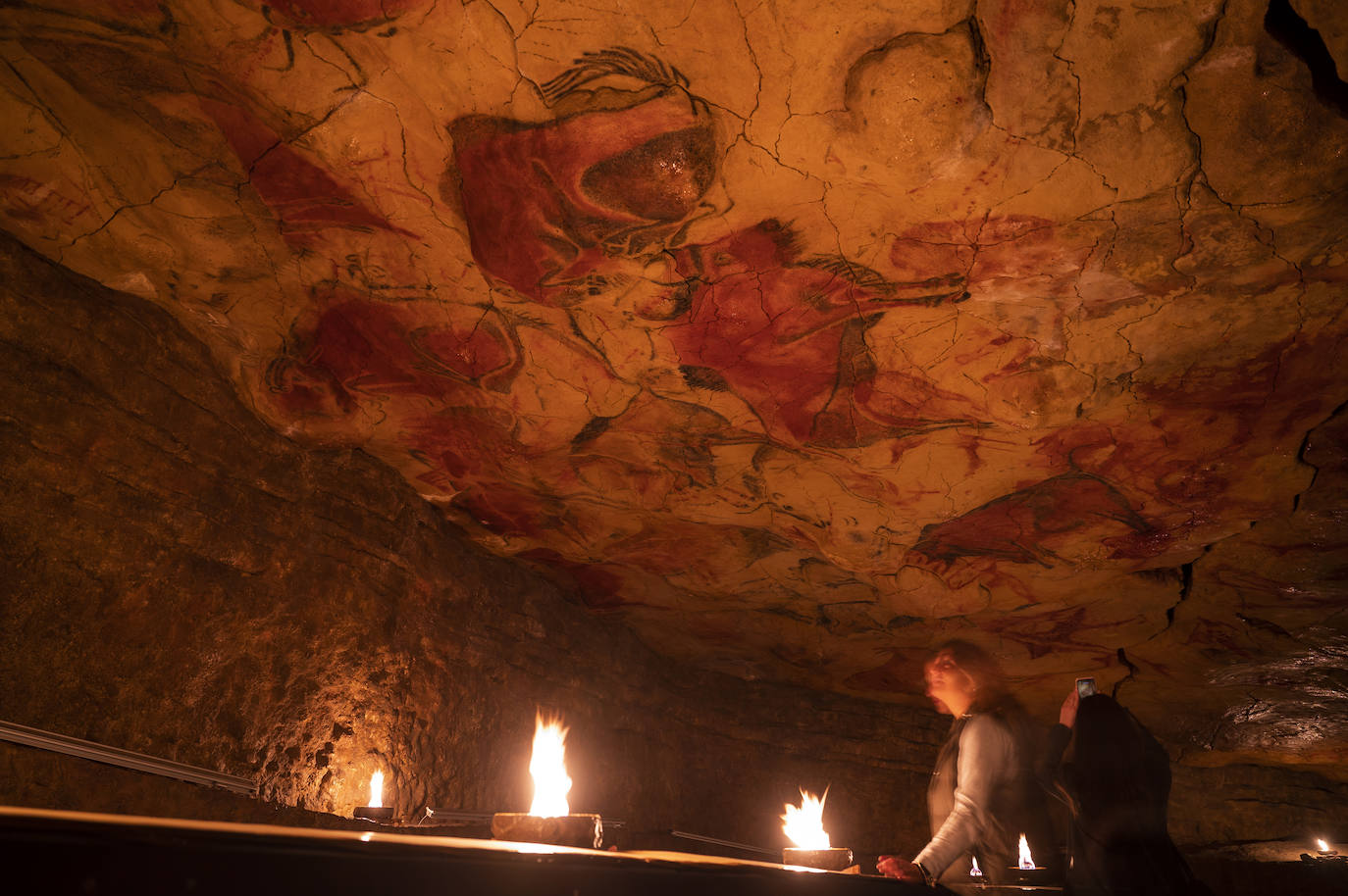 Altamira Muestra Sus Pinturas Rupestres Con Su Luz Original Las