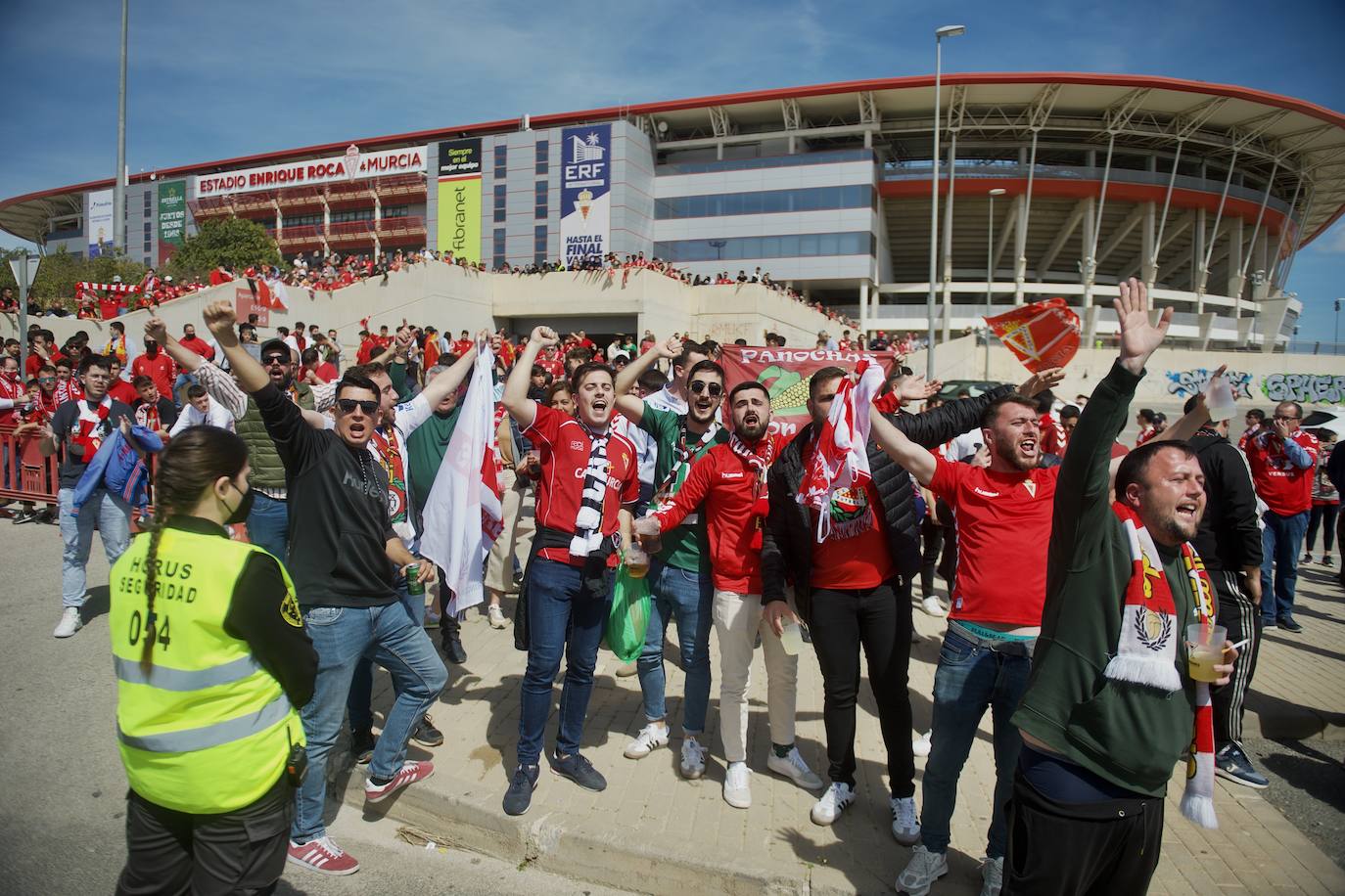 Fotos El Recibimiento De Los Aficionados Al Real Murcia Antes Del