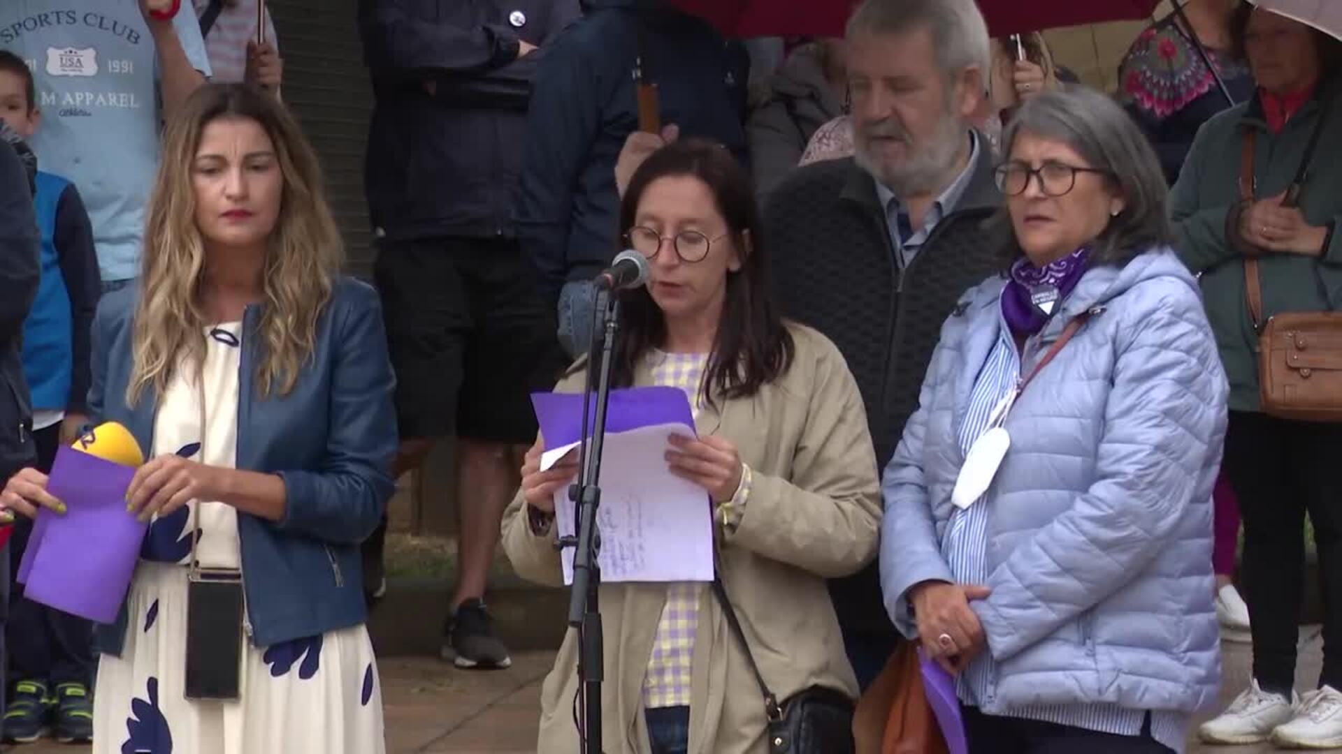 Cientos De Personas Se Concentran En Carballo En Solidaridad Con La