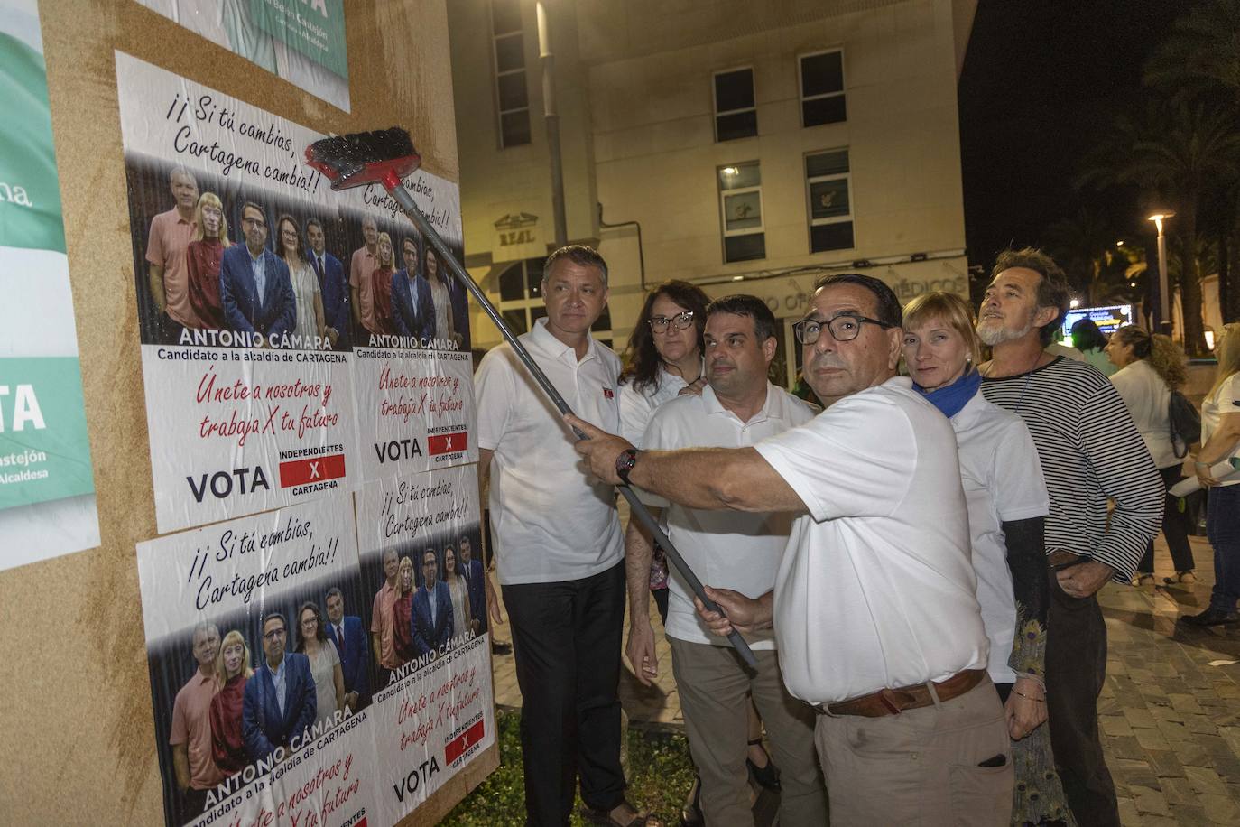 La pegada de carteles inaugura la campaña electoral en la Región de