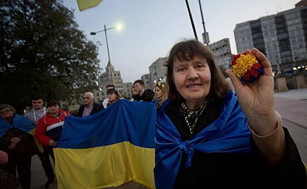 Miembros de la Asociación de Ucranianos y compatriotas, ayer, en la Plaza de la Cruz Roja de Murcia.