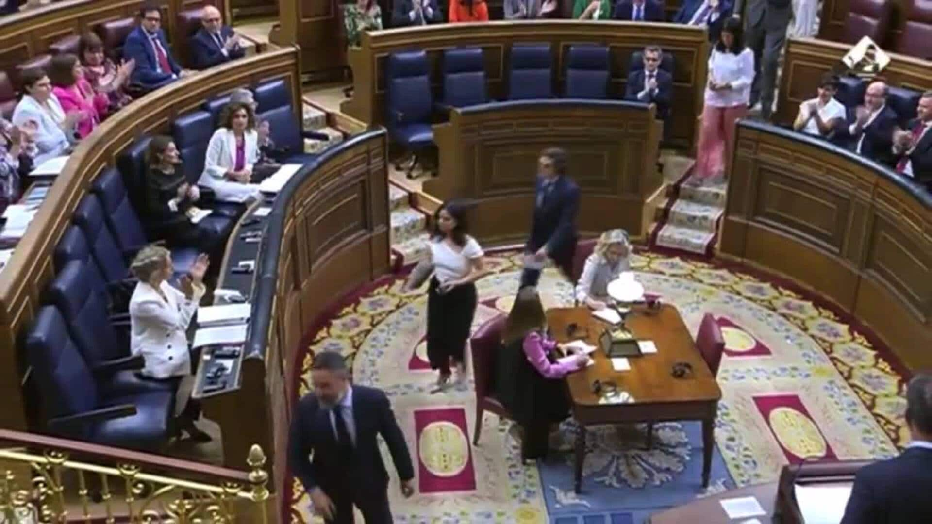 Vox abandona el Congreso dejando los pinganillos en el escaño de