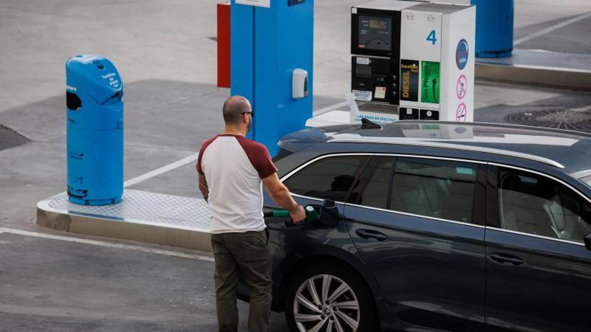 El precio de la gasolina cae a mínimos de marzo en plena Operación