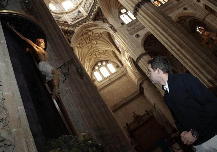Roberto Sánchez, obserav la imagen del Cristo en la Catedral.