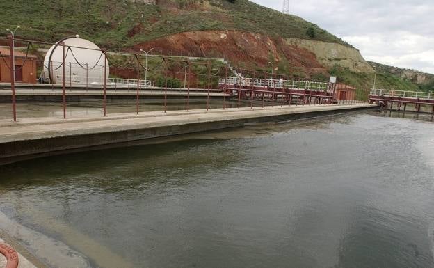 Junta activates urgent works to send more water to growers in the Axarquía