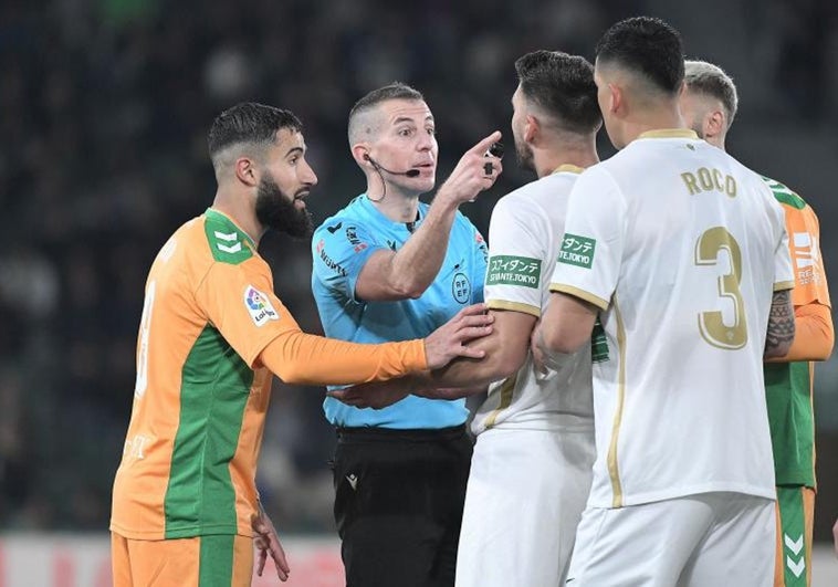 Competición ignora al Elche: cuatro partidos de sanción a Cheikh y multas por los insultos