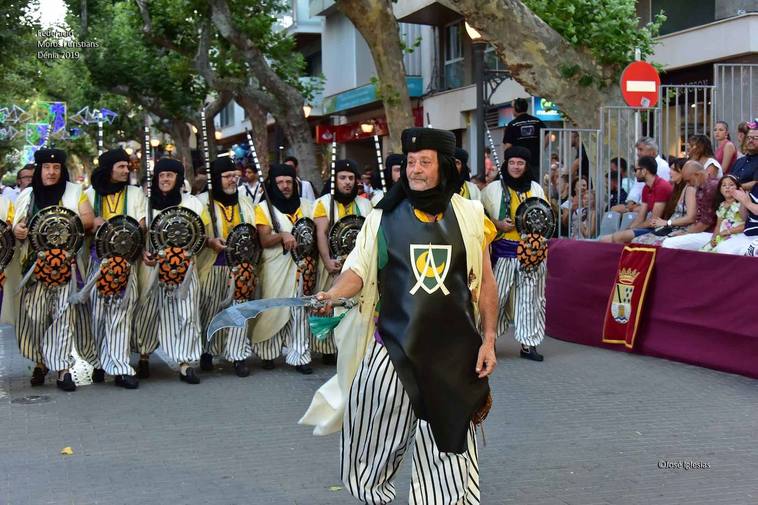 Luto en los Moros y Cristianos de Dénia por la muerte de Raúl Albi