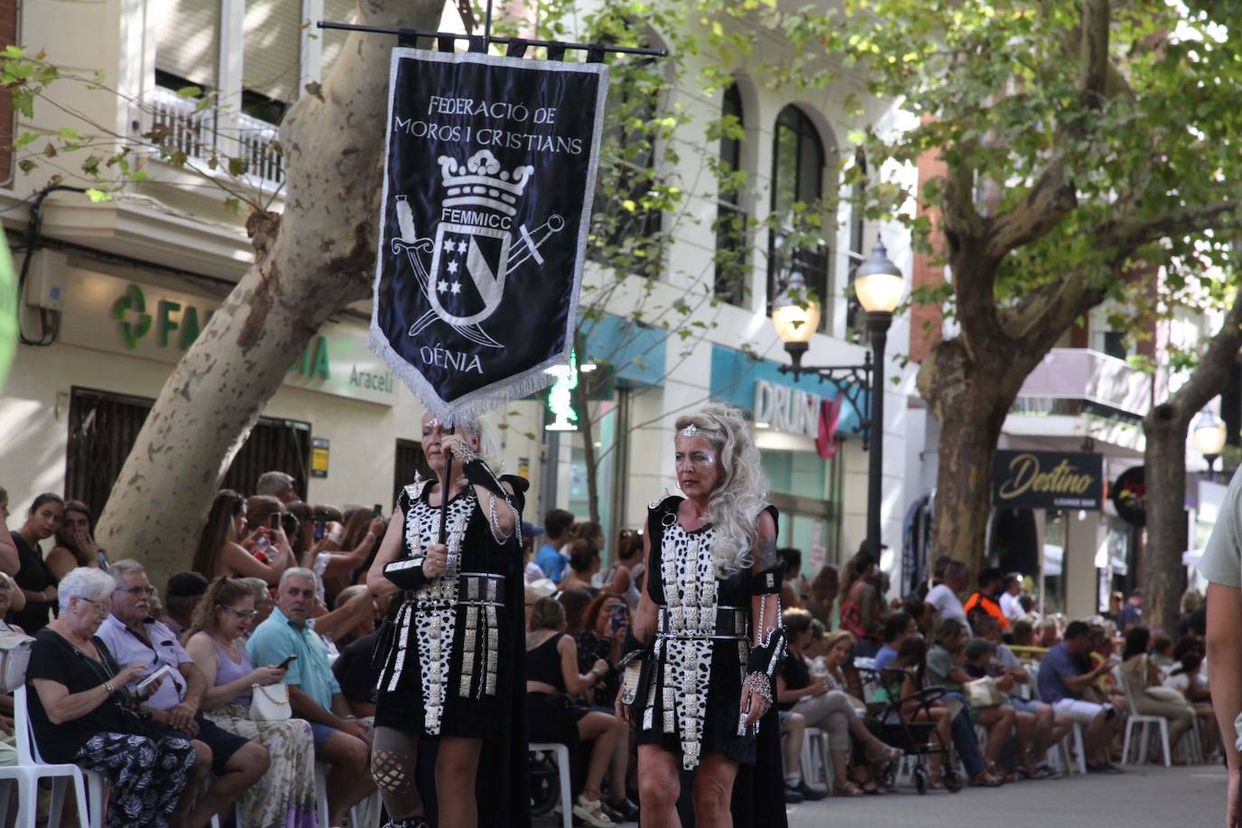 Fotogaler A El Desfile De Gala De Los Moros Y Cristianos Llena Las