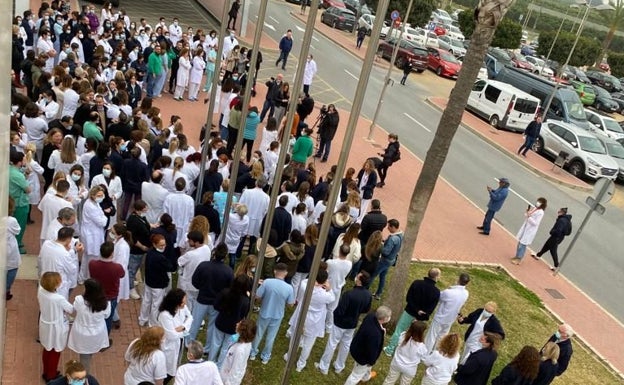 Concentración en el Hospital de Torrevieja a la espera de que los sanitarios decidan ir a la huelga