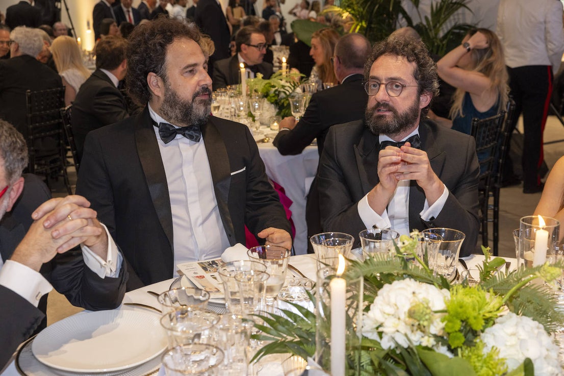 José F. Peláez, columnista de ABC, sentado en la cena junto a Joaquín Manso, director de 'El Mundo'
