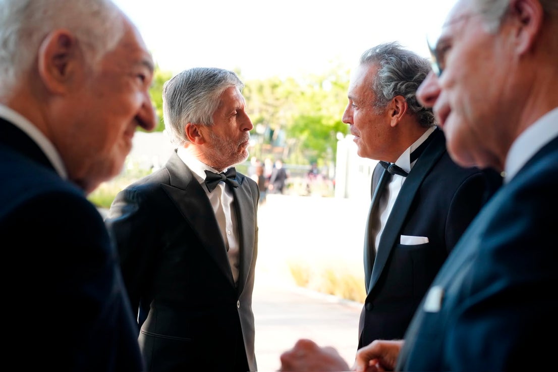 El ministro de Interior, Fernando Grande-Marlaska, habla con el CEO de Vocento, Manuel Mirat, antes de la gala de los Cavia